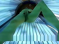 Abonniert 260 Hot Horny Girl masturbates in Public Solarium