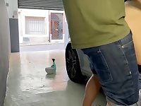 El Tecnico Me Usa, Abofetea, Y Me A Lamer Su Cum Mientras Lavo El Coche. Nos Pillan